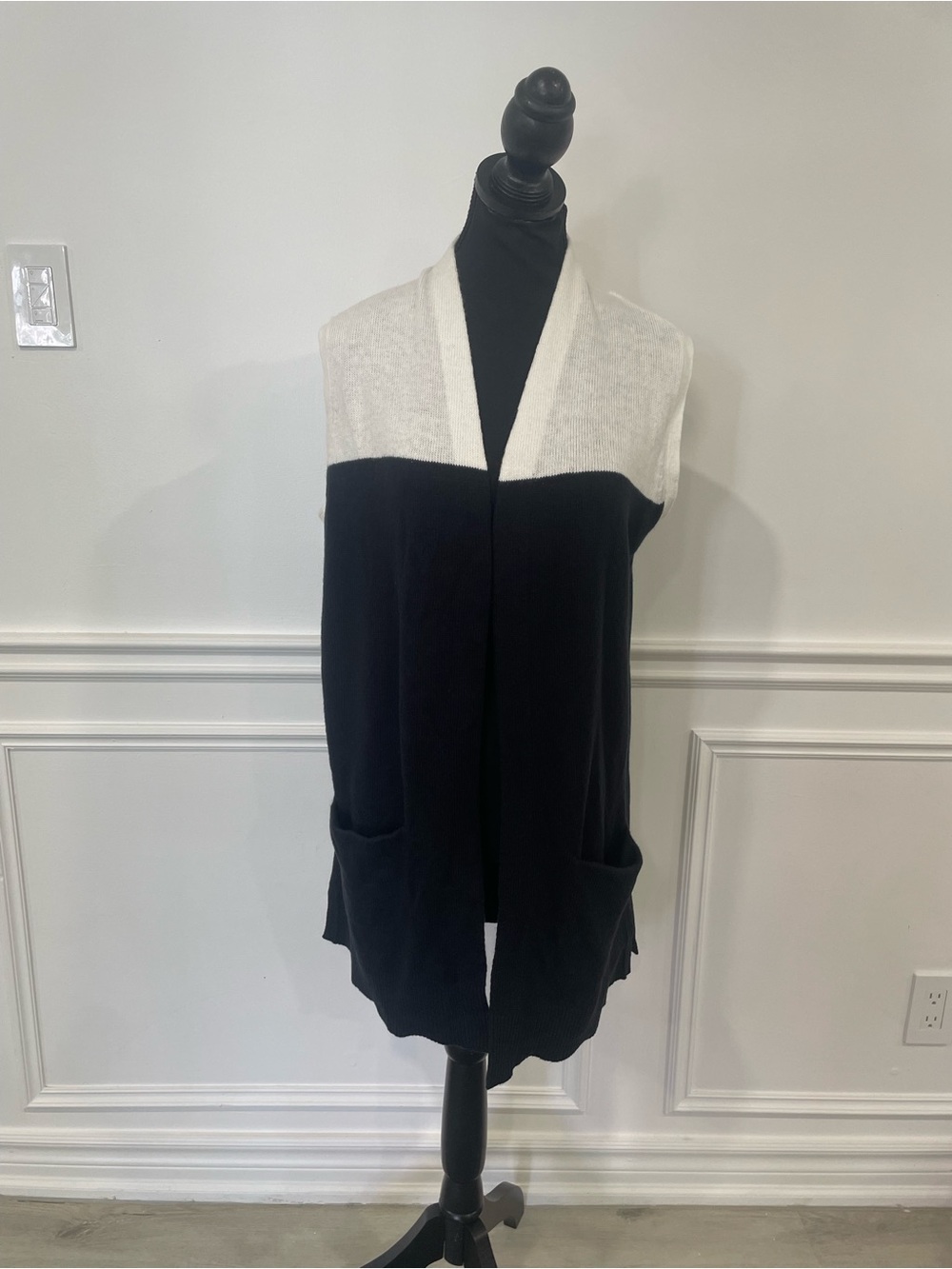 BNWT Karen Scott Black and White Sleeveless Open-Front Knitted Vest